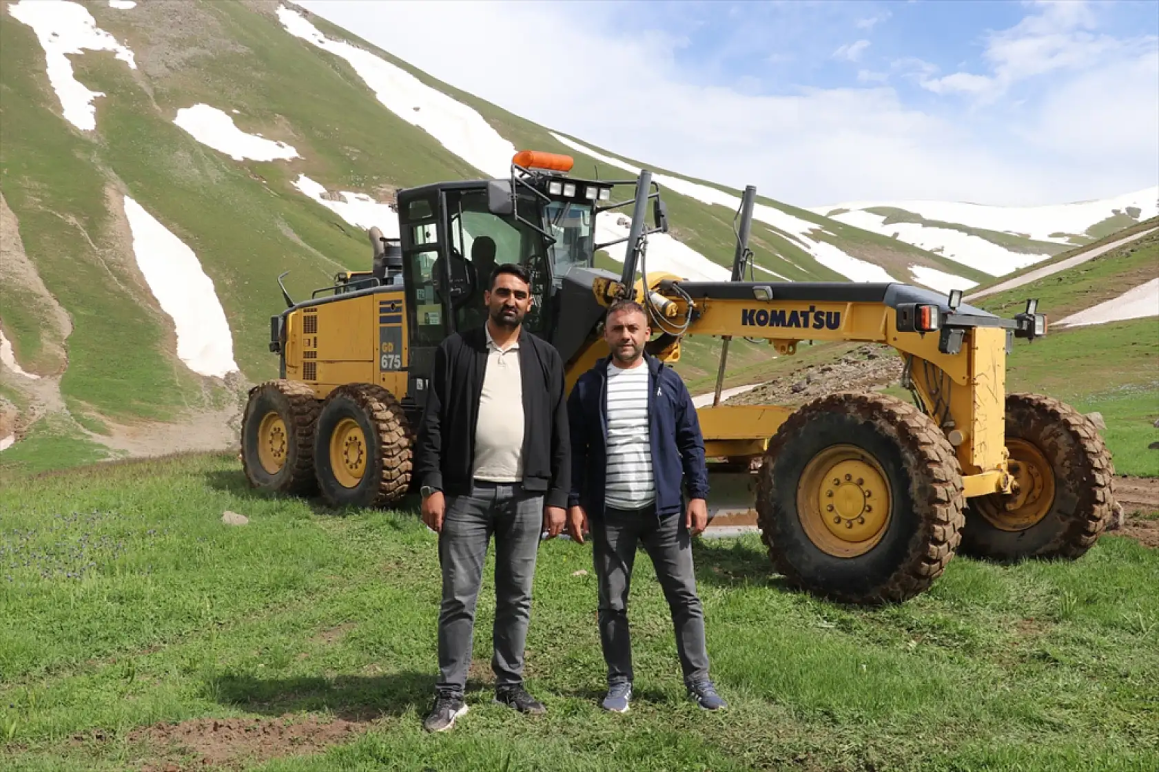 Ağrı'da haziranın sonunda karla kaplı olan yayla yolları göçerler için açılıyor