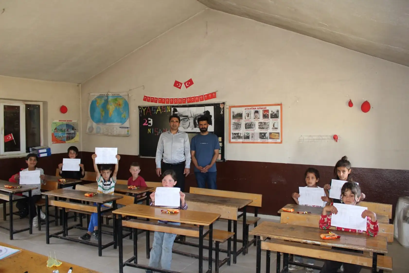 Hamur'da karne heyecanı: Öğrenciler yaz tatiline uğurlandı