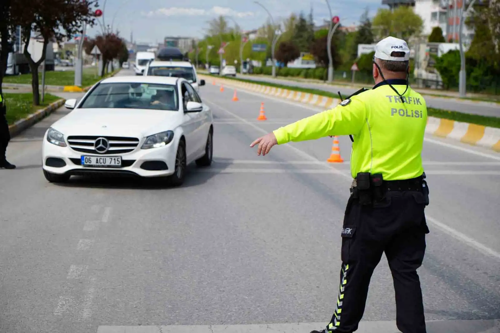 Trafikte Kurallar Değişti: Sürücülere Ekran, Telefon Tutucu ve Ses Sistemi Düzenlemesi