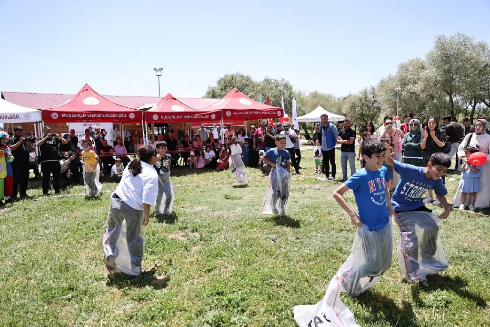 Muş'ta Büyük Aile Festivalinde Renkli ve Neşeli Anlar Yaşandı