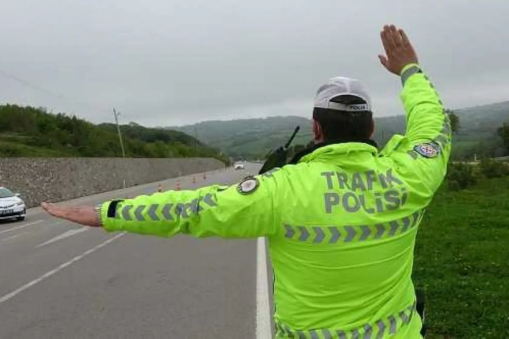 Trafikte Kurallar Değişti: Sürücülere Ekran, Telefon Tutucu ve Ses Sistemi Düzenlemesi