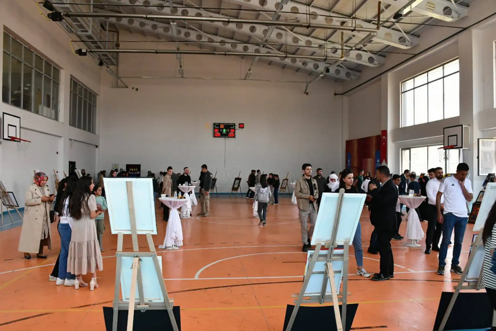 Patnos'ta öğrencilerin el emeği göz nuru eserleri sergilendi