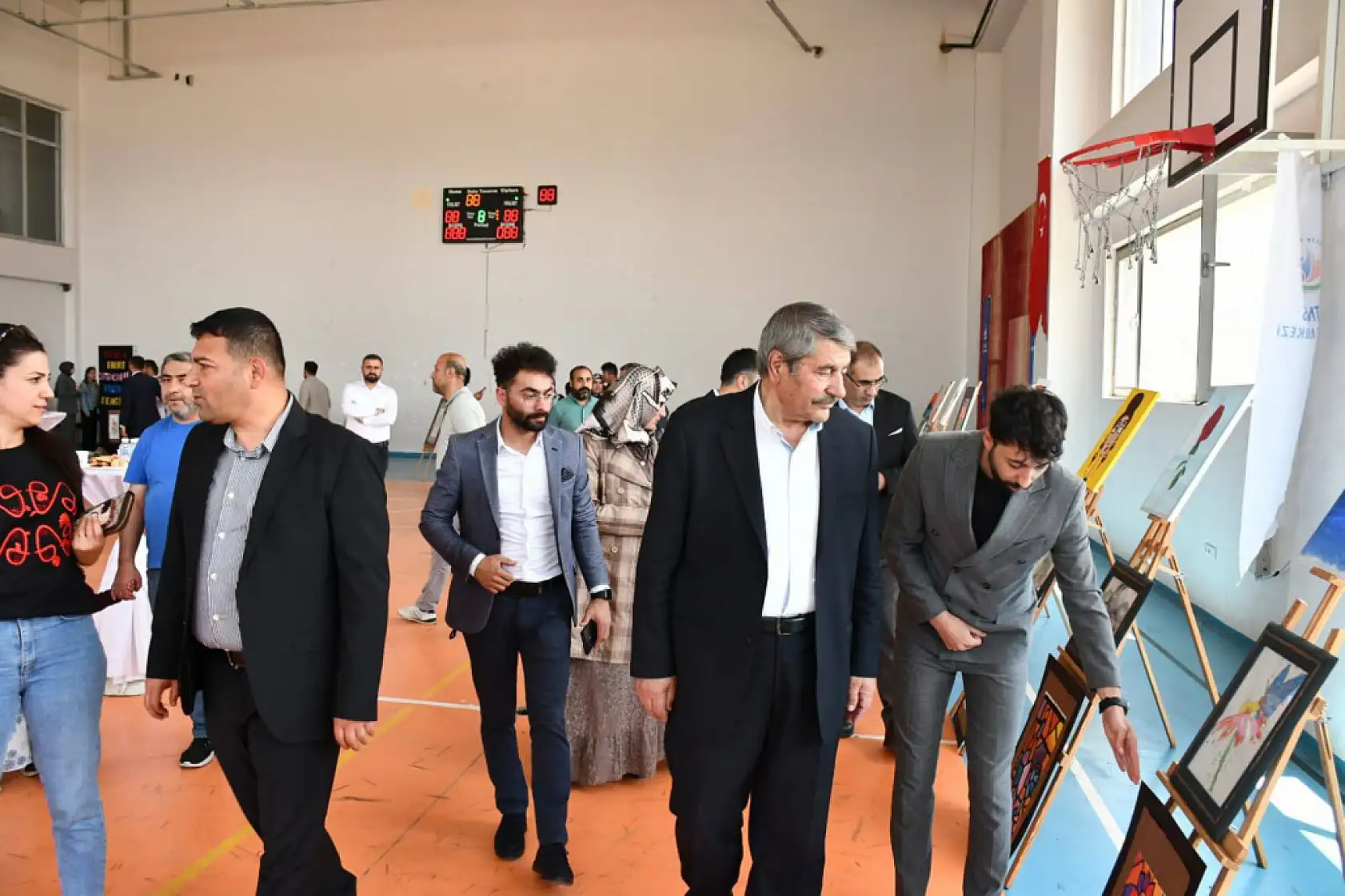 Patnos'ta öğrencilerin el emeği göz nuru eserleri sergilendi