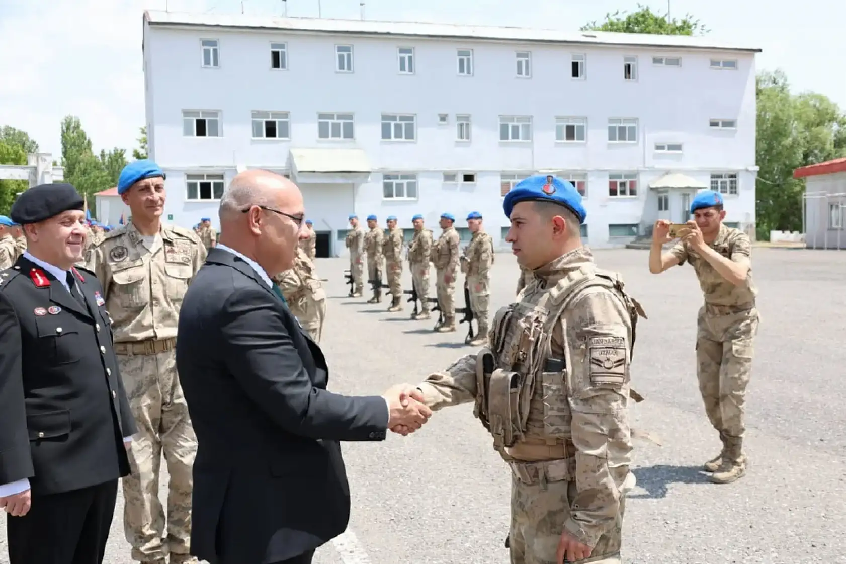 Vali Koç, Ağrı'daki jandarma kahramanlarıyla bir araya geldi