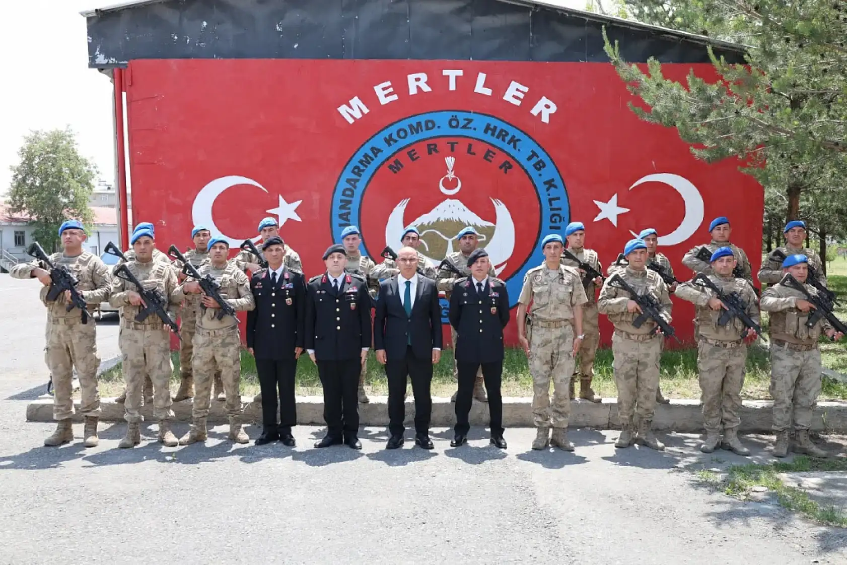 Vali Koç, Ağrı'daki jandarma kahramanlarıyla bir araya geldi