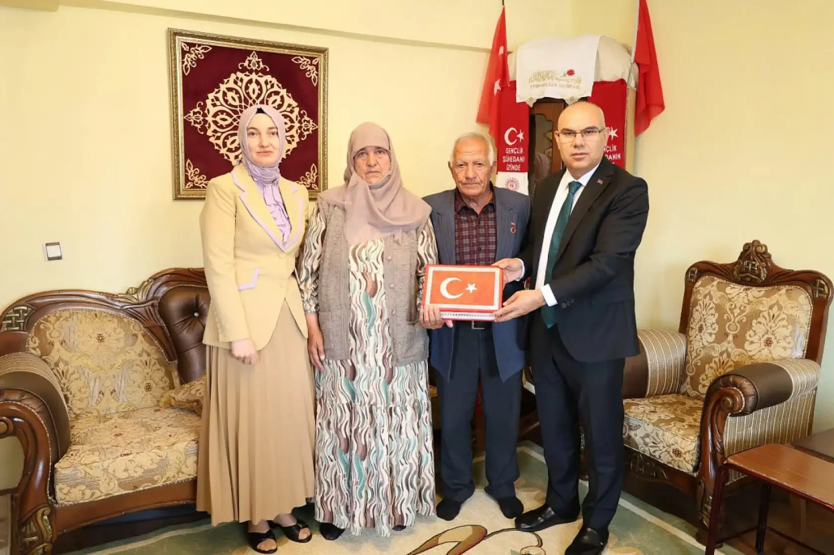 Ağrı'da babalar günü ziyaretinde şehit ailesi unutulmadı
