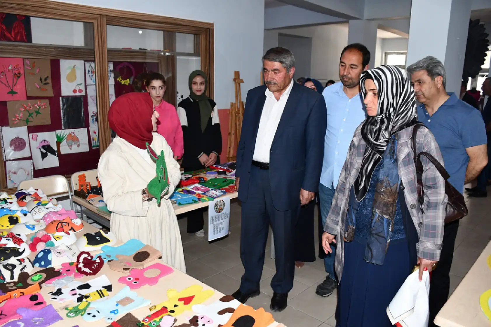 Patnos'ta genç yetenekler sanatlarını sergiyle ortaya koydu