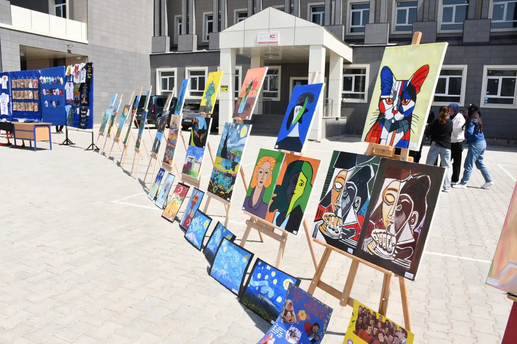 Patnos'ta öğrenciler bahar şenliği'nde projelerini sergiledi