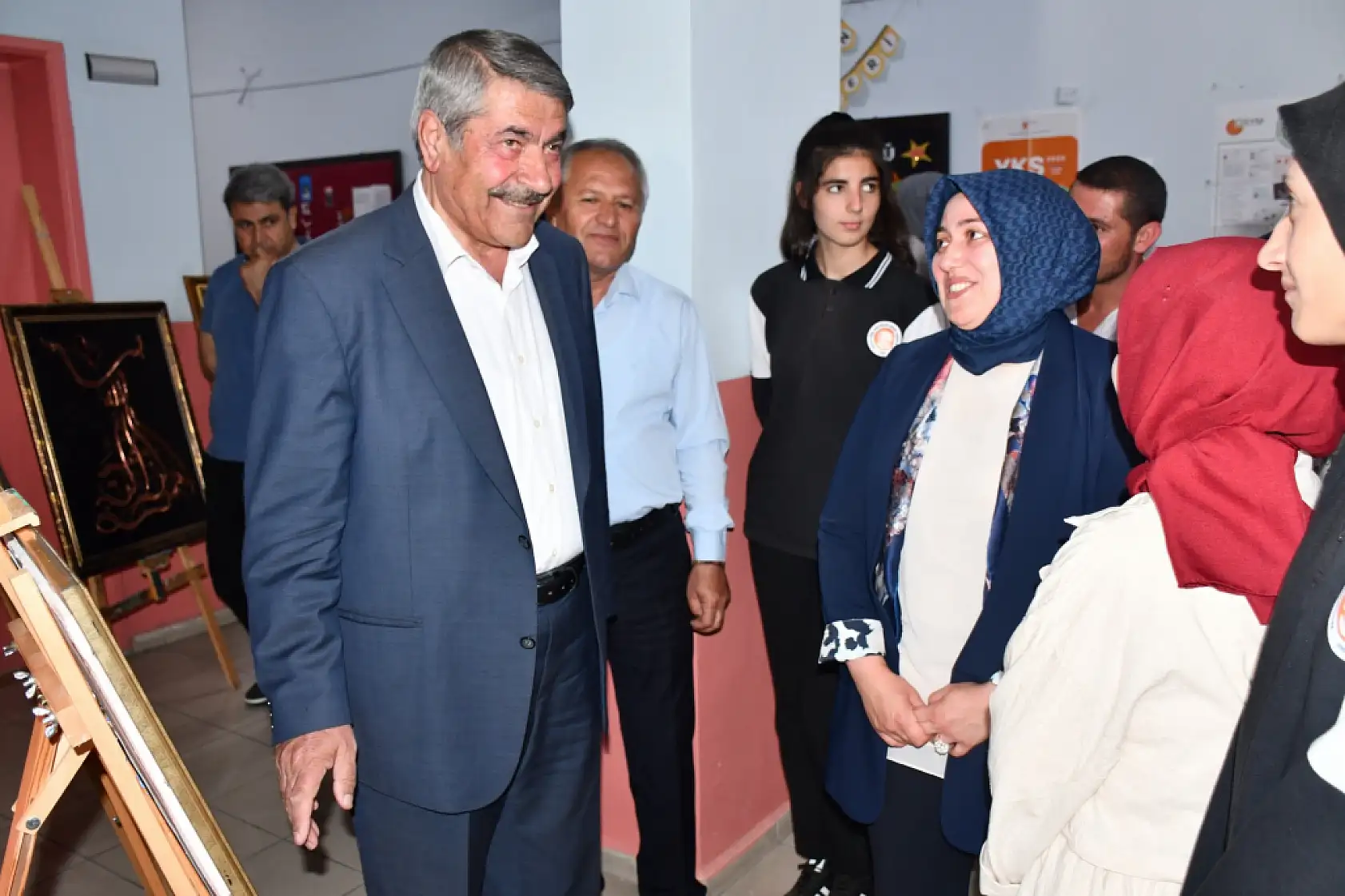 Patnos'ta genç yetenekler sanatlarını sergiyle ortaya koydu