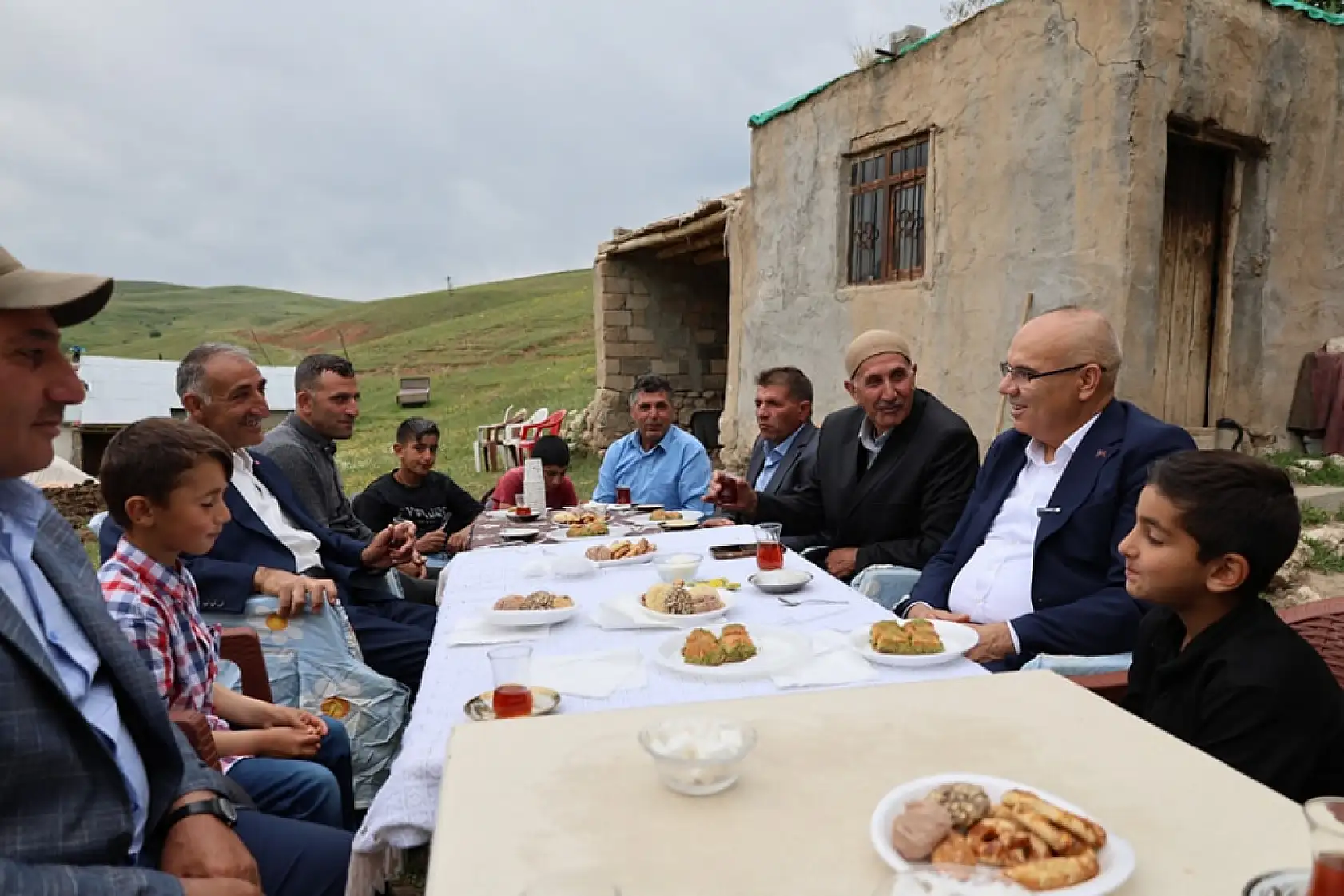 Vali Koç, Dedemaksut köyü yol çalışmalarını yerinde inceledi