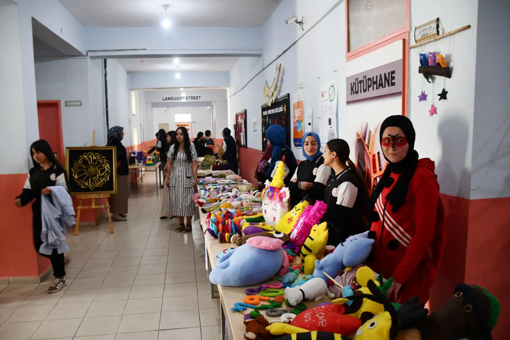 Patnos'ta genç yetenekler sanatlarını sergiyle ortaya koydu