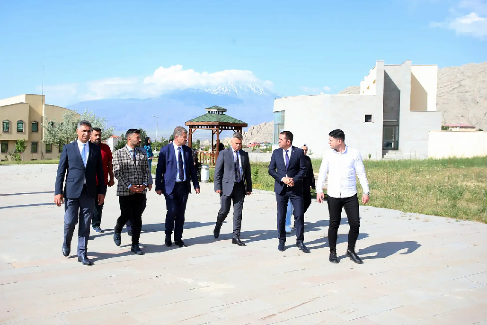 Rektör Gülçin Doğubayazıt'ta öğrencilerle bir araya geldi