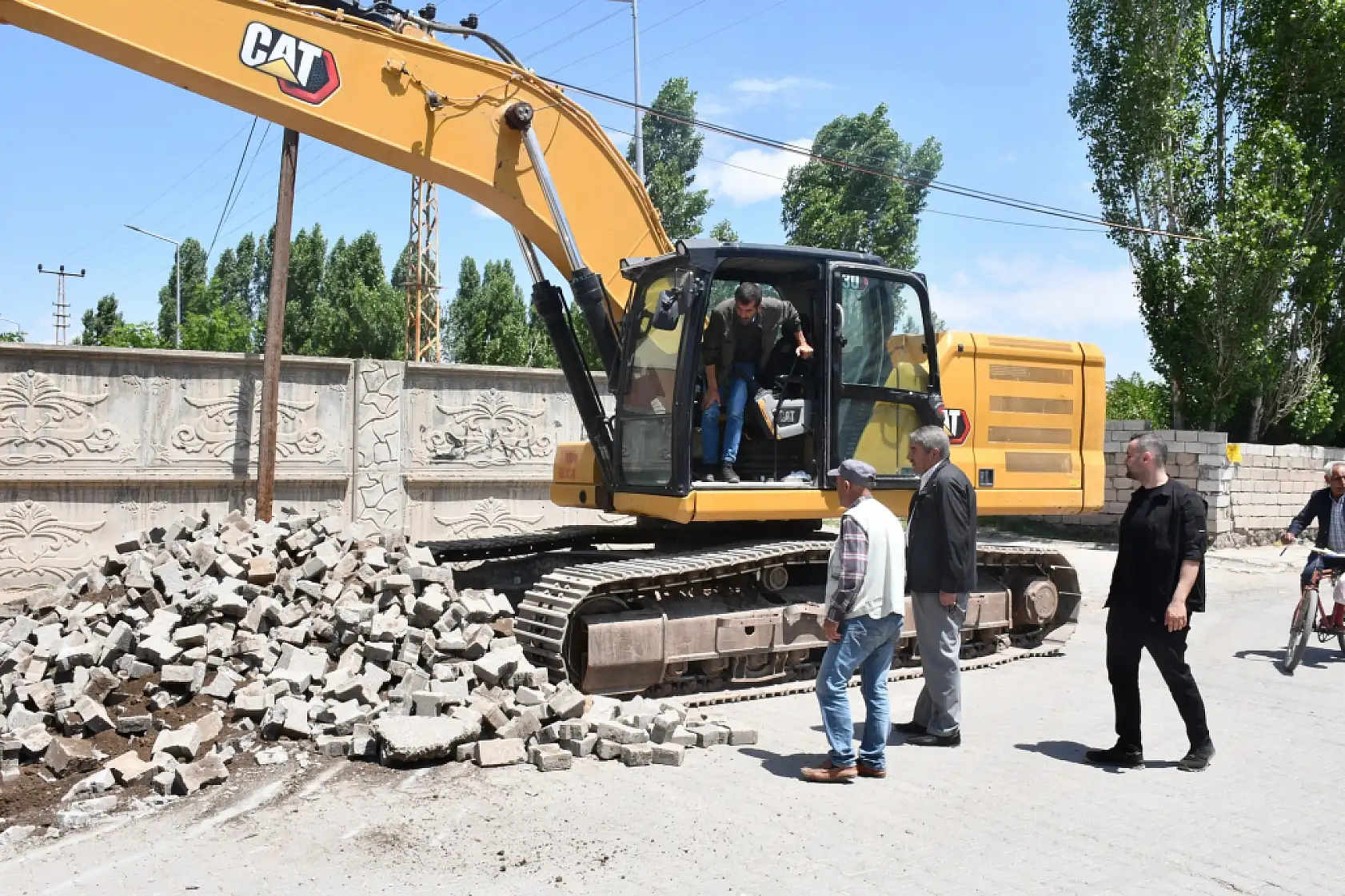 Patnos'ta bozuk yolların sorunu çözüme kavuşuyor