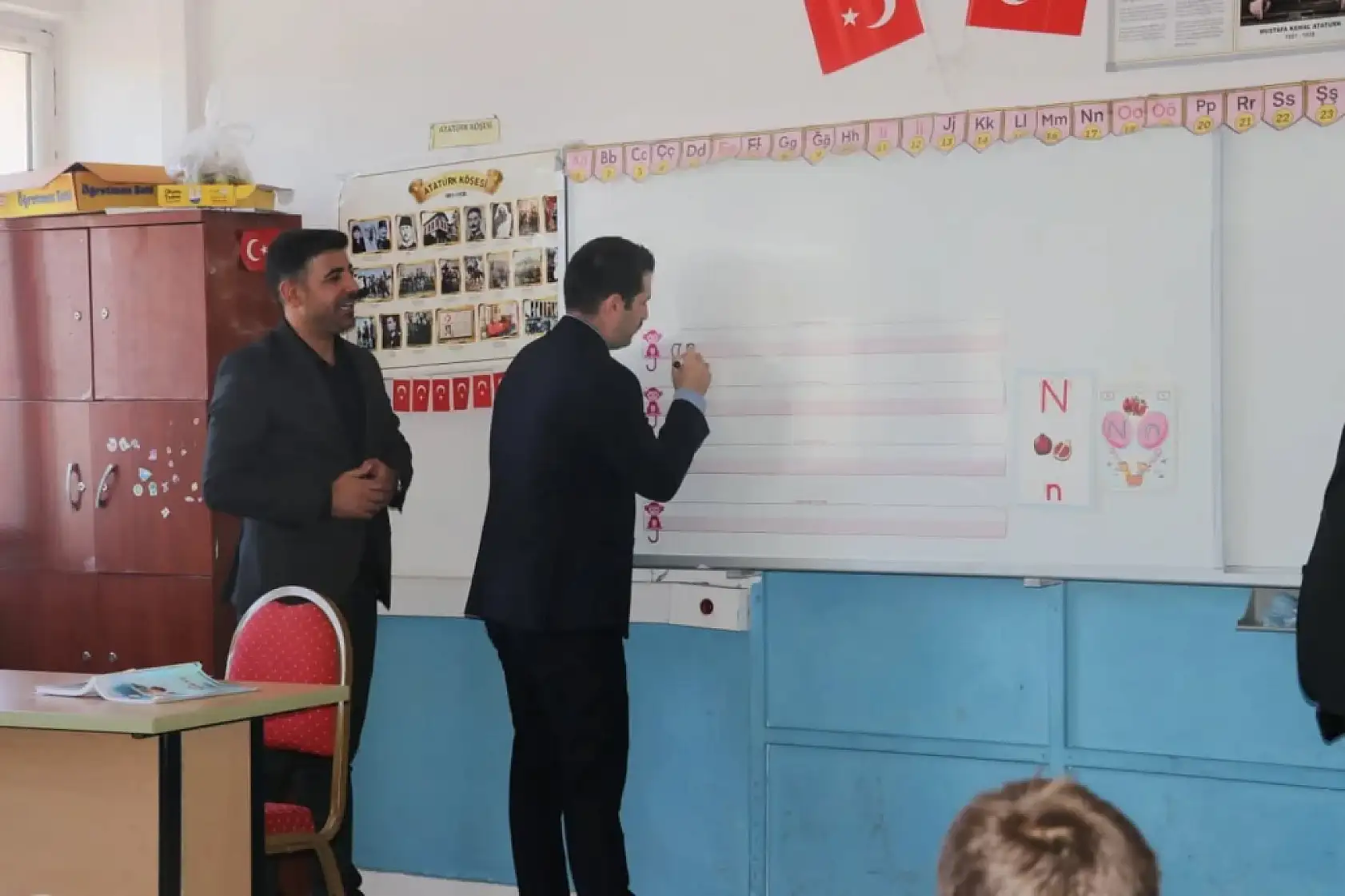 Tutak Kaymakamı Coşkun'a öğrencilerden sımsıcak karşılama