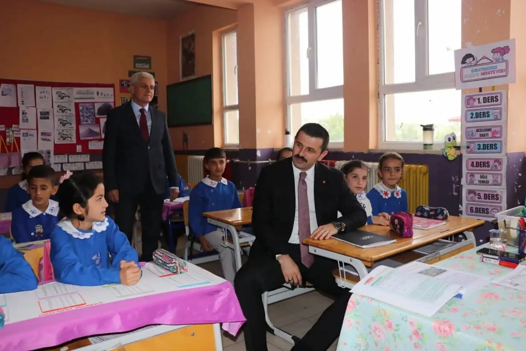 Tutak Kaymakamı Coşkun çocukların güler yüzüne ortak oldu