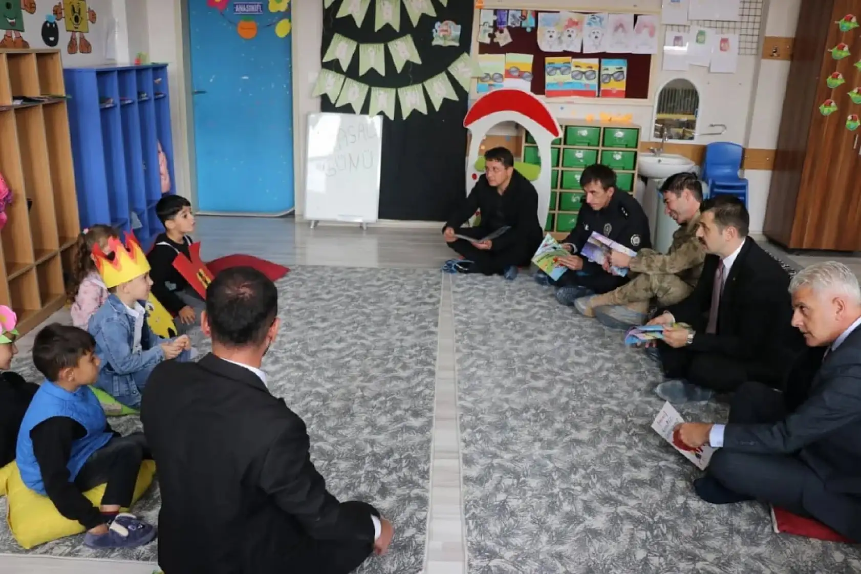 Tutak Kaymakamı Coşkun çocukların güler yüzüne ortak oldu
