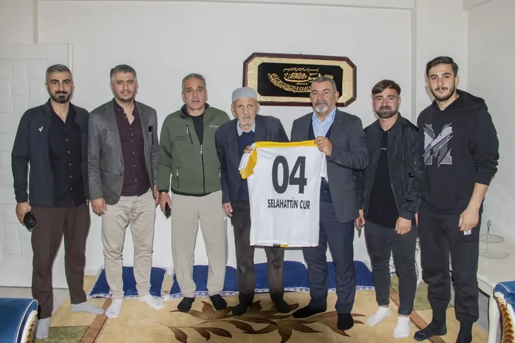 85 yaşındaki Selahattin Amca Ağrı Spor'un gönül misafiri oldu