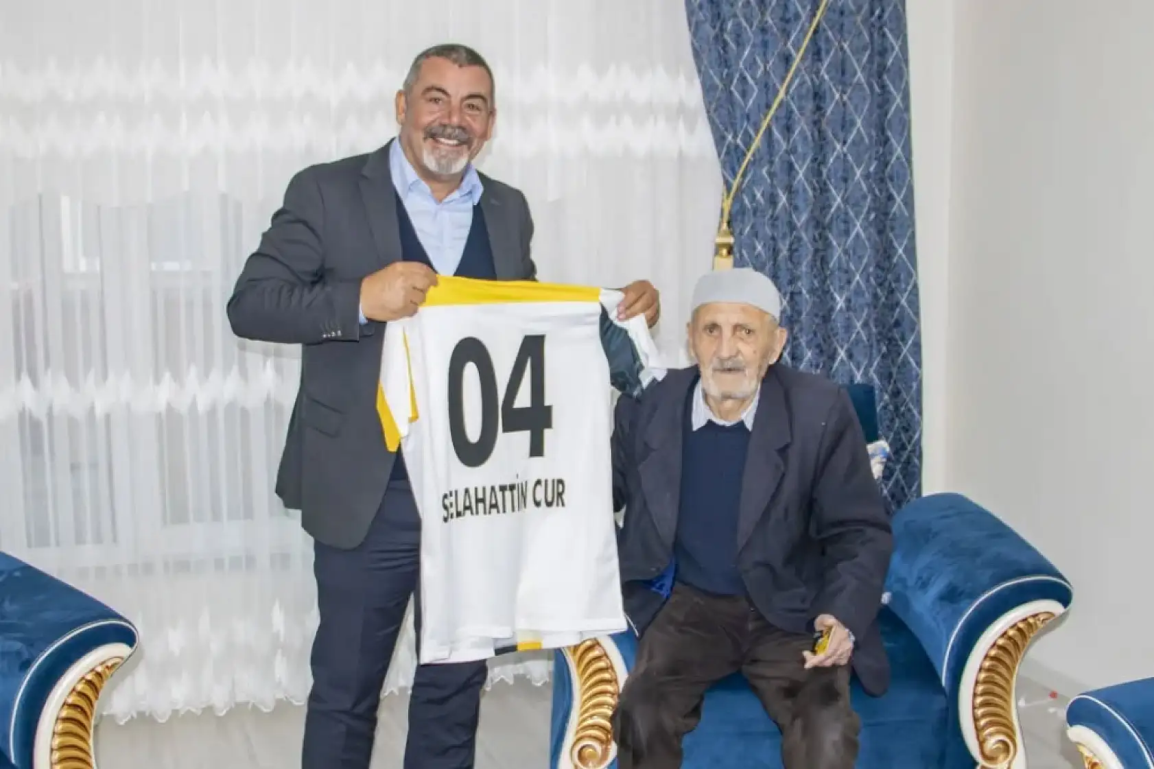 85 yaşındaki Selahattin Amca Ağrı Spor'un gönül misafiri oldu