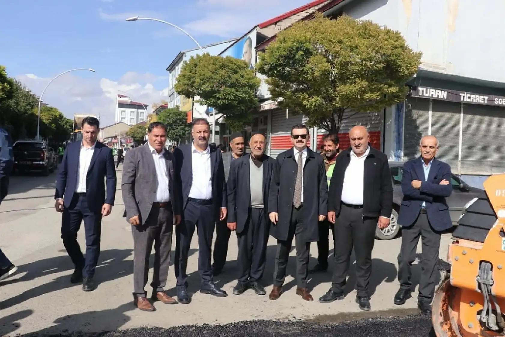 Tutak'ta Kaymakam Coşkun, asfalt işçilerine moral ziyareti yaptı