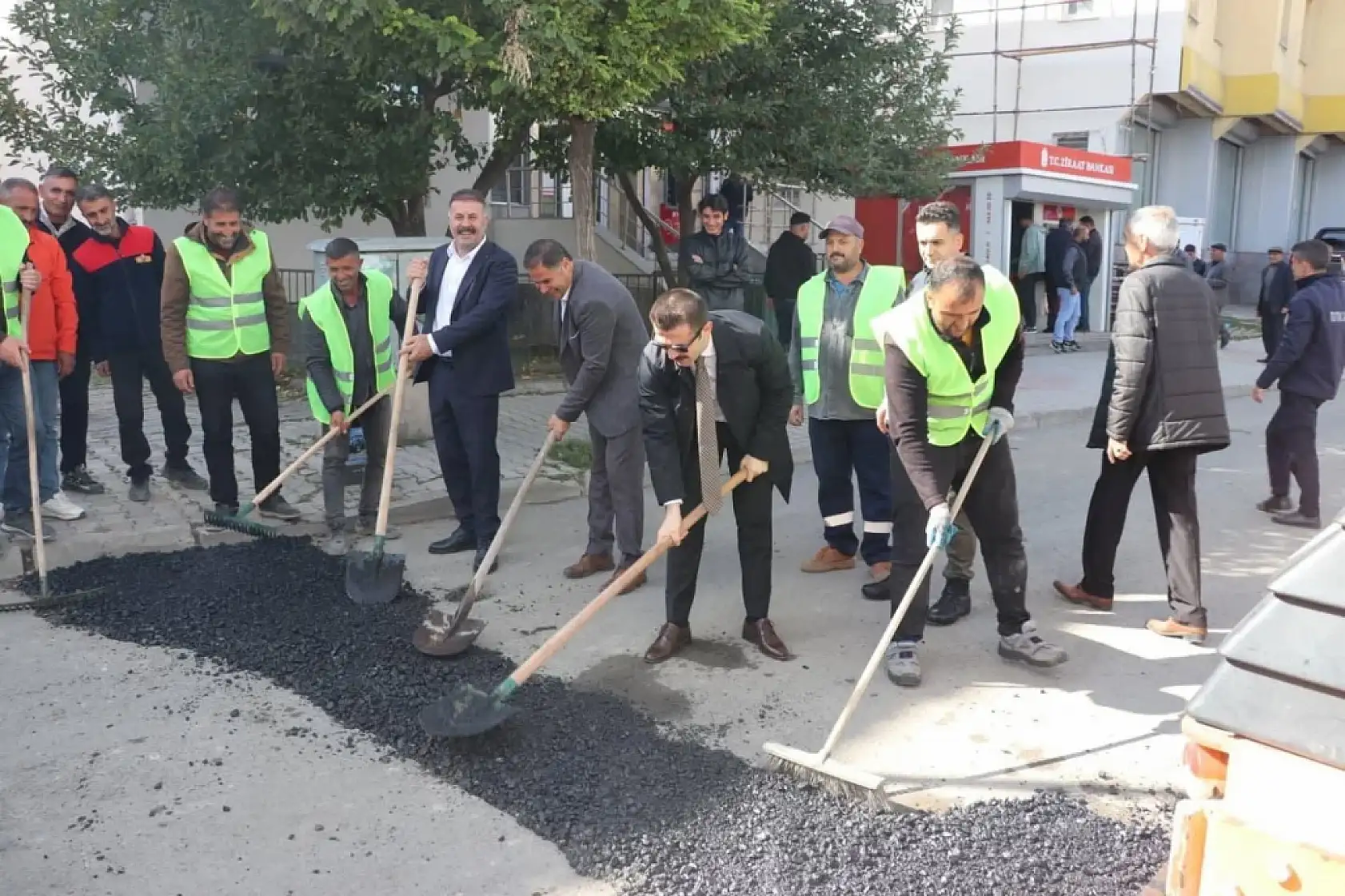 Tutak'ta Kaymakam Coşkun, asfalt işçilerine moral ziyareti yaptı