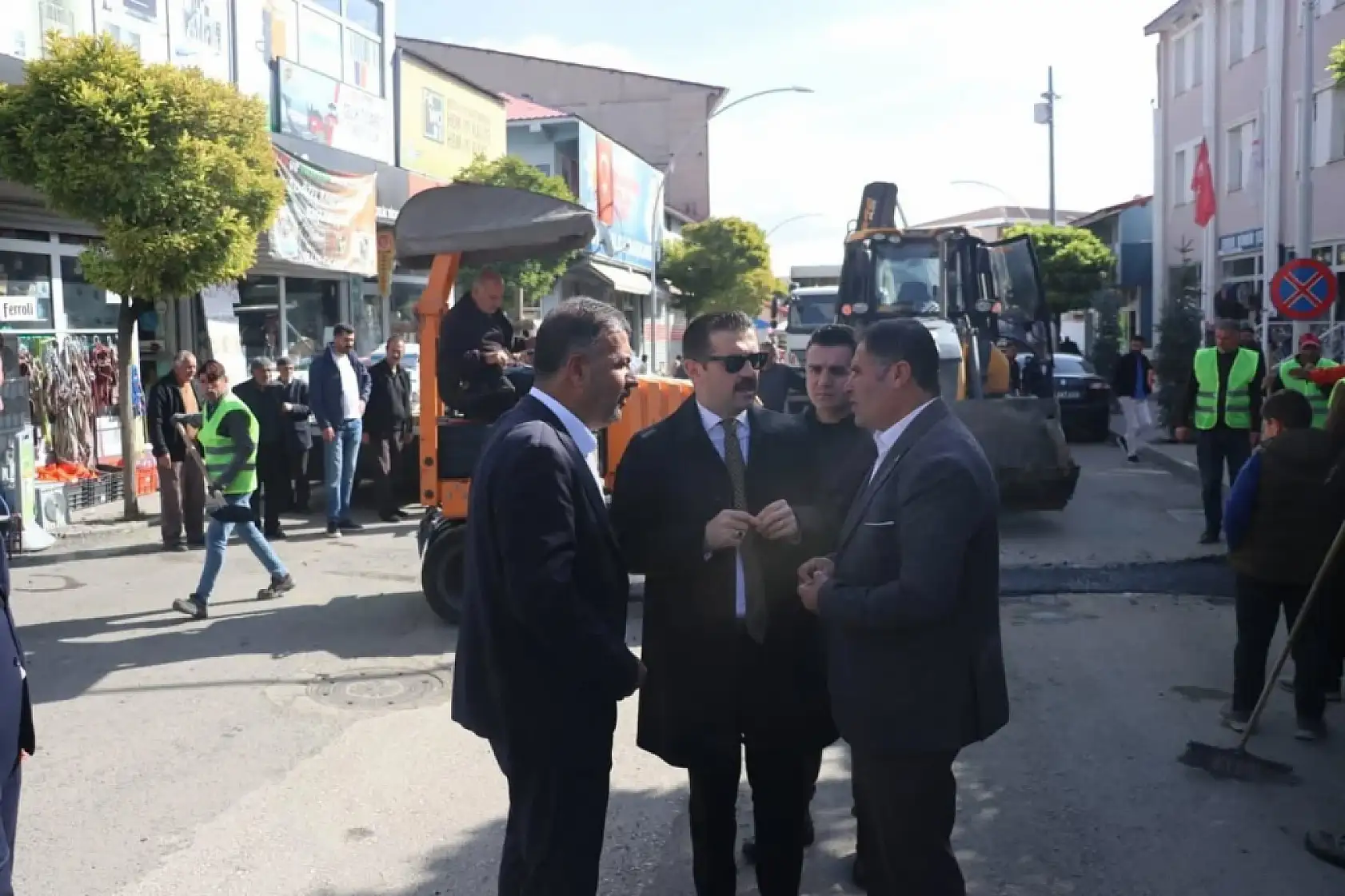 Tutak'ta Kaymakam Coşkun, asfalt işçilerine moral ziyareti yaptı