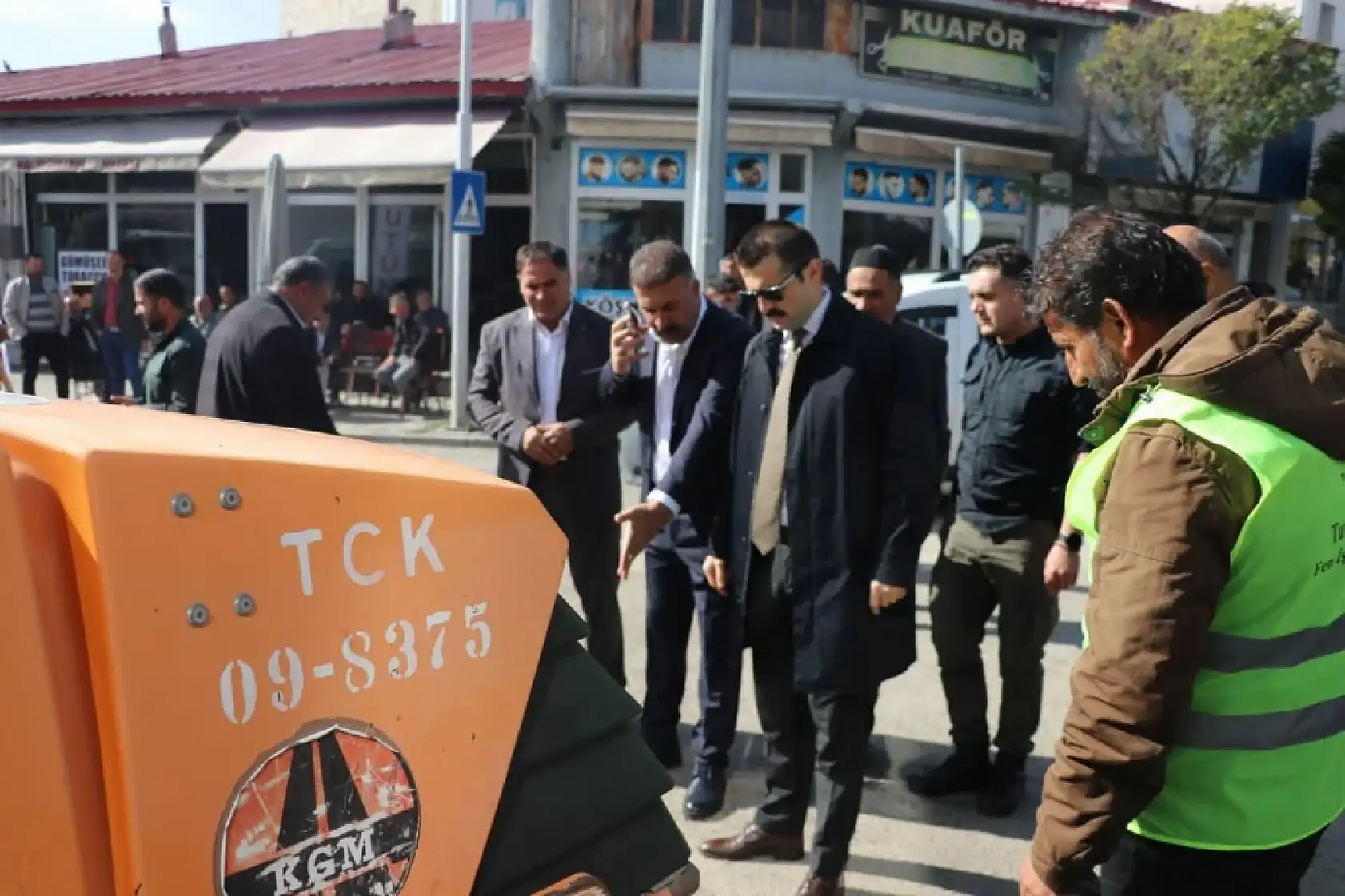 Tutak'ta Kaymakam Coşkun, asfalt işçilerine moral ziyareti yaptı