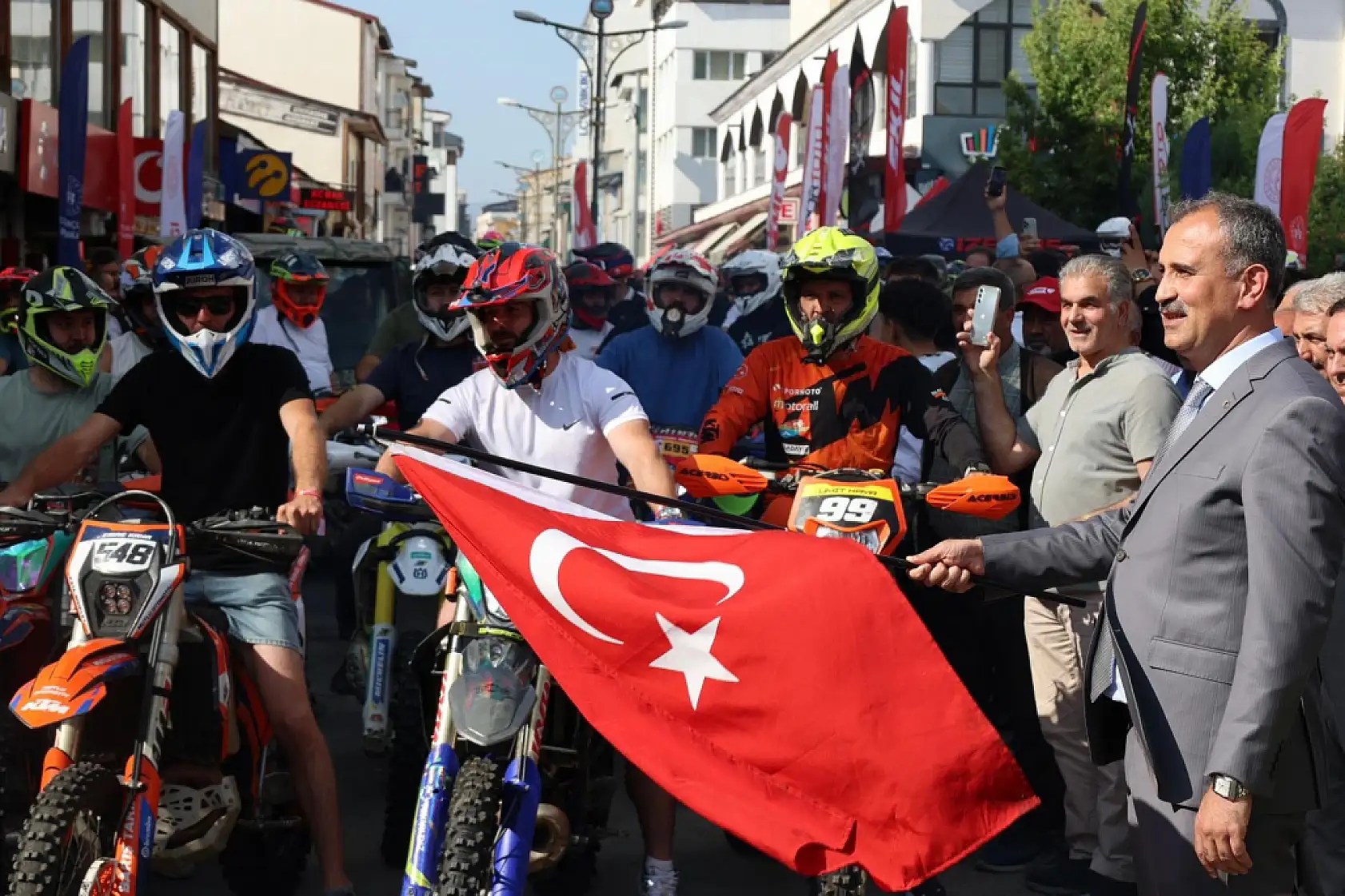 Ağrı'da şampiyona heyecanı! Motosiklet gösterisi nefes kesti