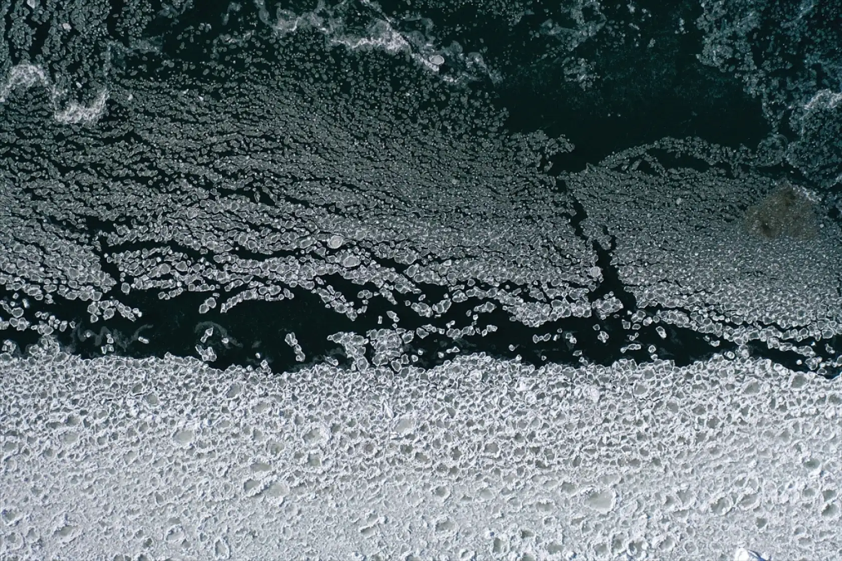 Ağrı Balık Gölü'nde geometrik buz sanatı