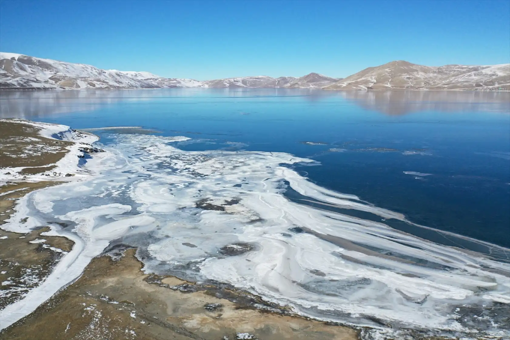 Ağrı Balık Gölü'nde geometrik buz sanatı