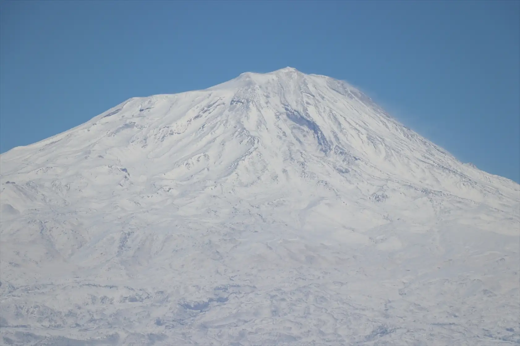 Ağrı Dağı yeniden zirveden eteğe kadar karla kaplandı