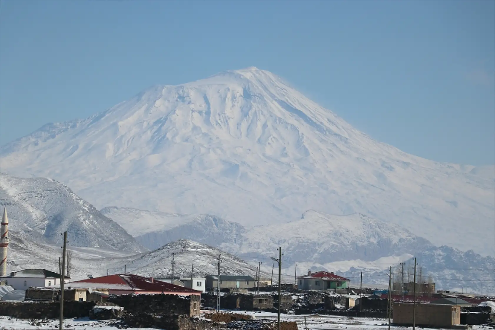Ağrı Dağı yeniden zirveden eteğe kadar karla kaplandı