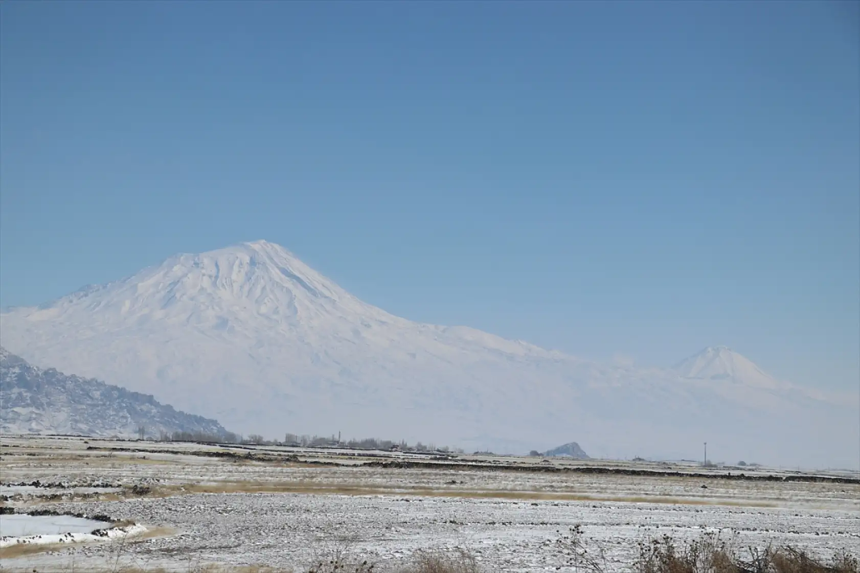 Ağrı Dağı yeniden zirveden eteğe kadar karla kaplandı