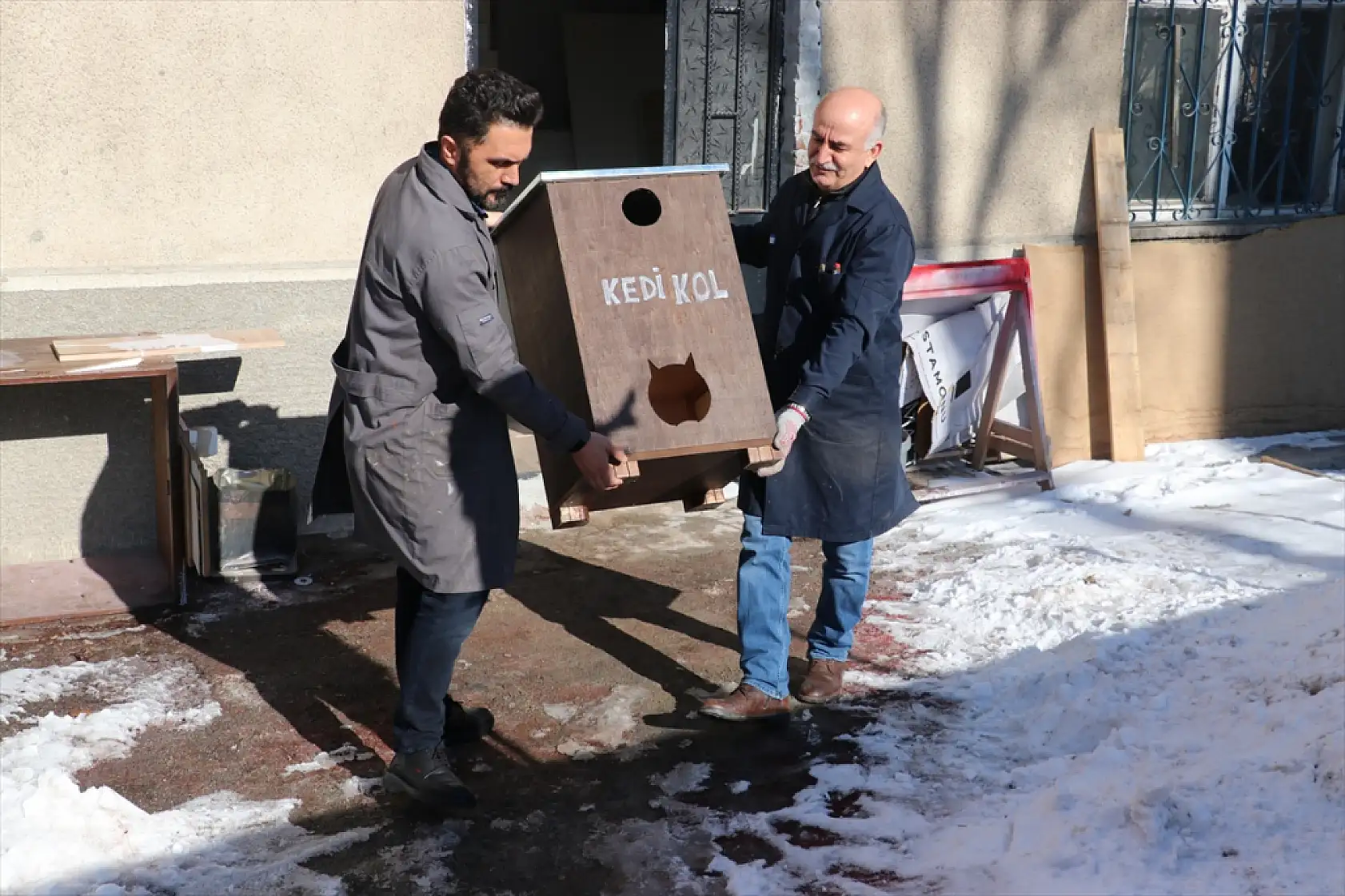 Erzurumlu öğretmenlerden sokak hayvanları için sıcak yuva