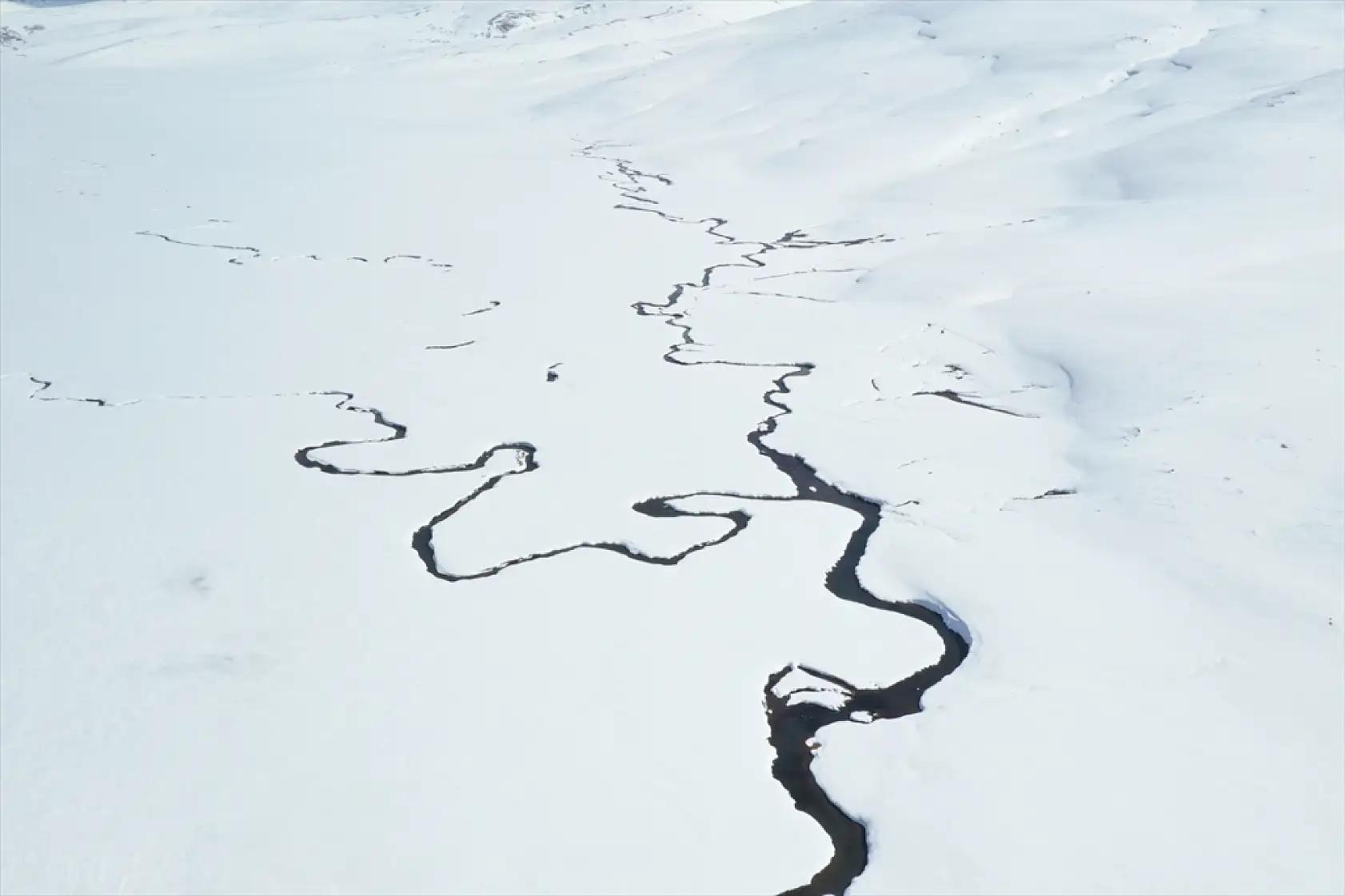 Ağrı'nın kıvrımlı menderesleri karla büyüledi