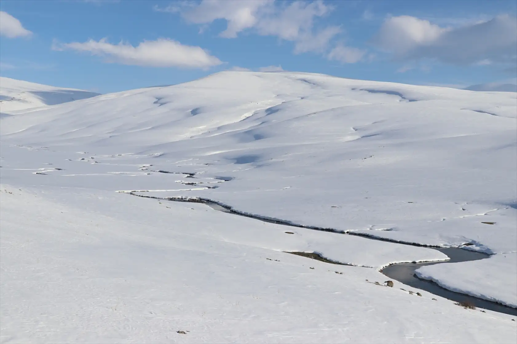 Ağrı'nın kıvrımlı menderesleri karla büyüledi
