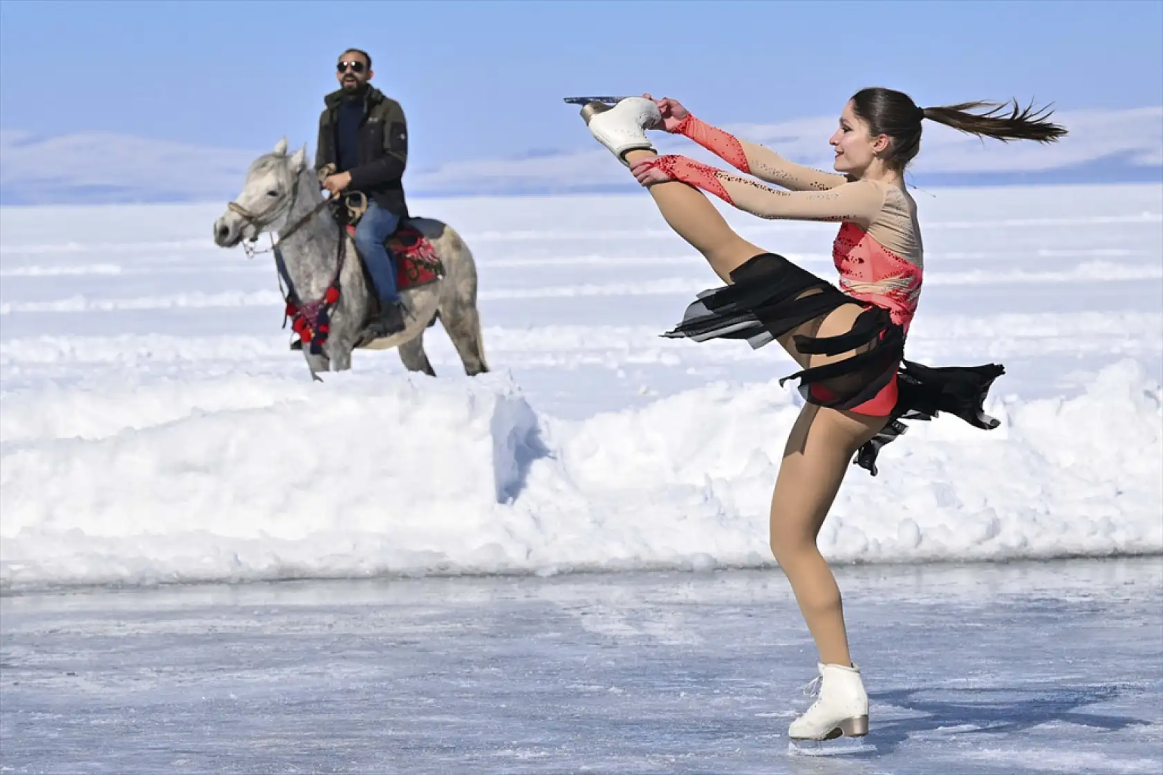 Çıldır Gölü'nde buz pateni şöleni!