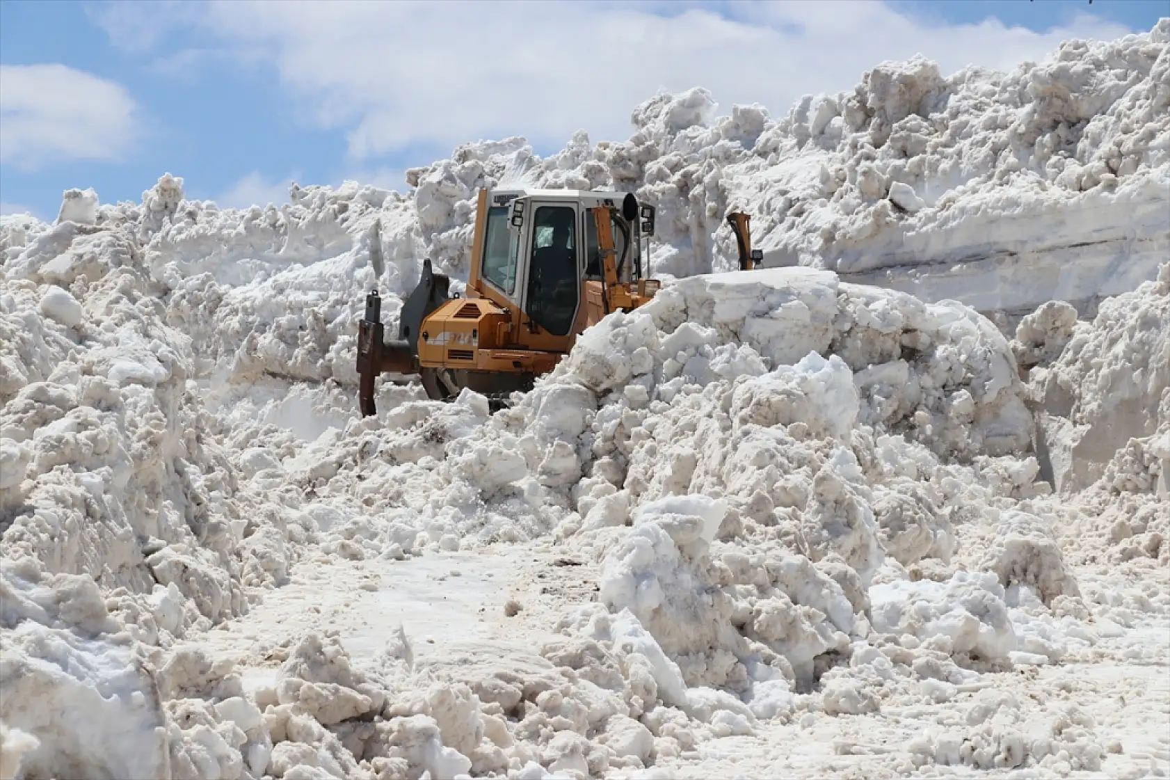Taşlıçay'da baharın gelişiyle ekipler, dozer boyunu aşan karı aşıyor