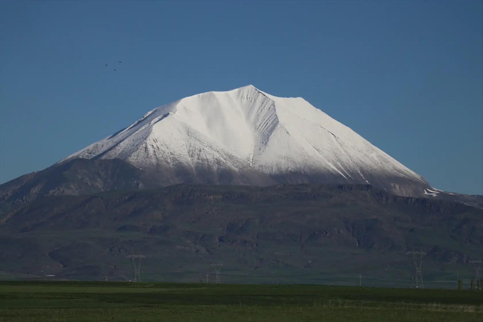 Kösedağ'ın zirvesinde kar sürprizi