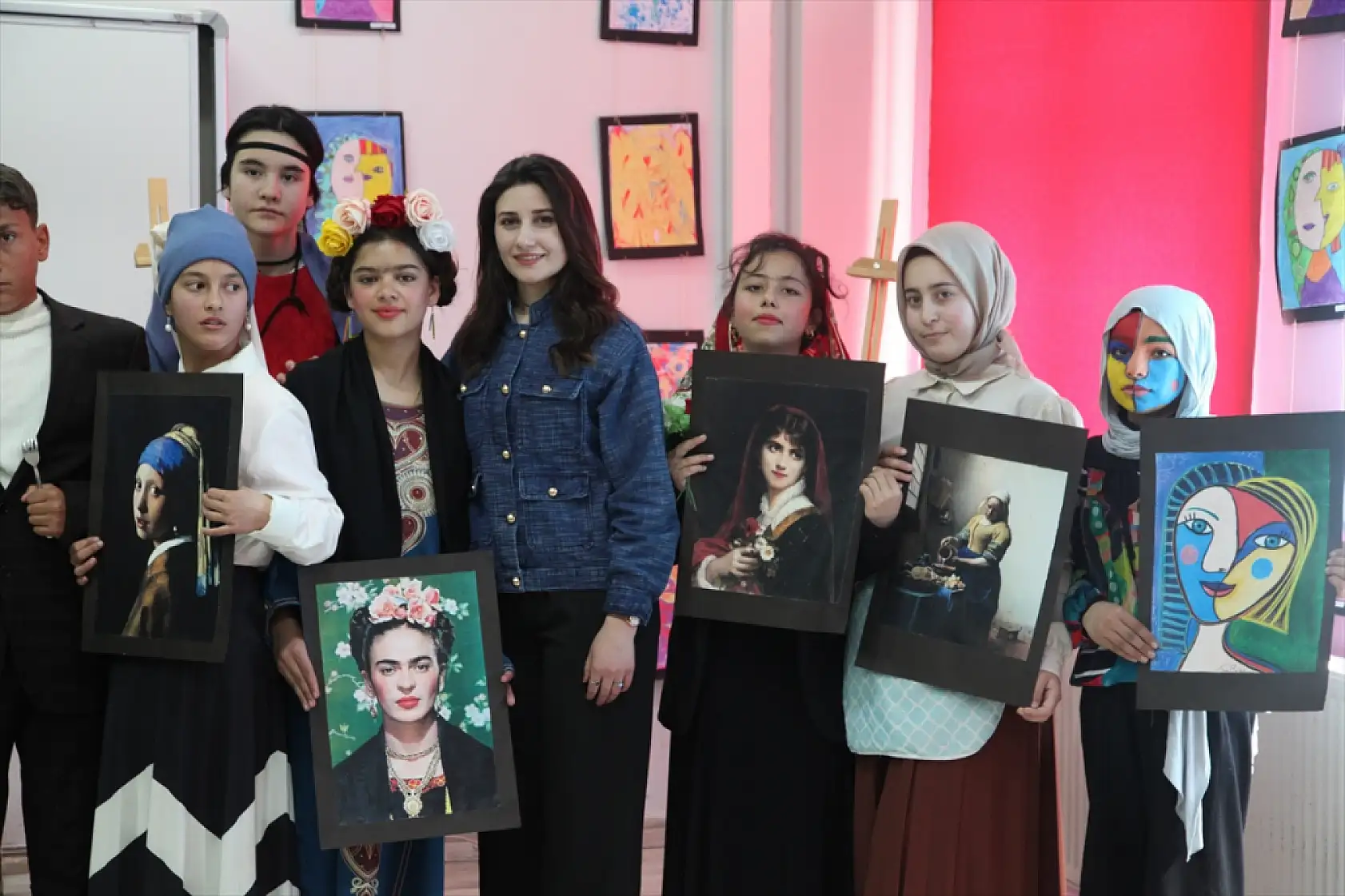 Frida, Van Gogh ve Vermeer okul koridorlarında canlandı