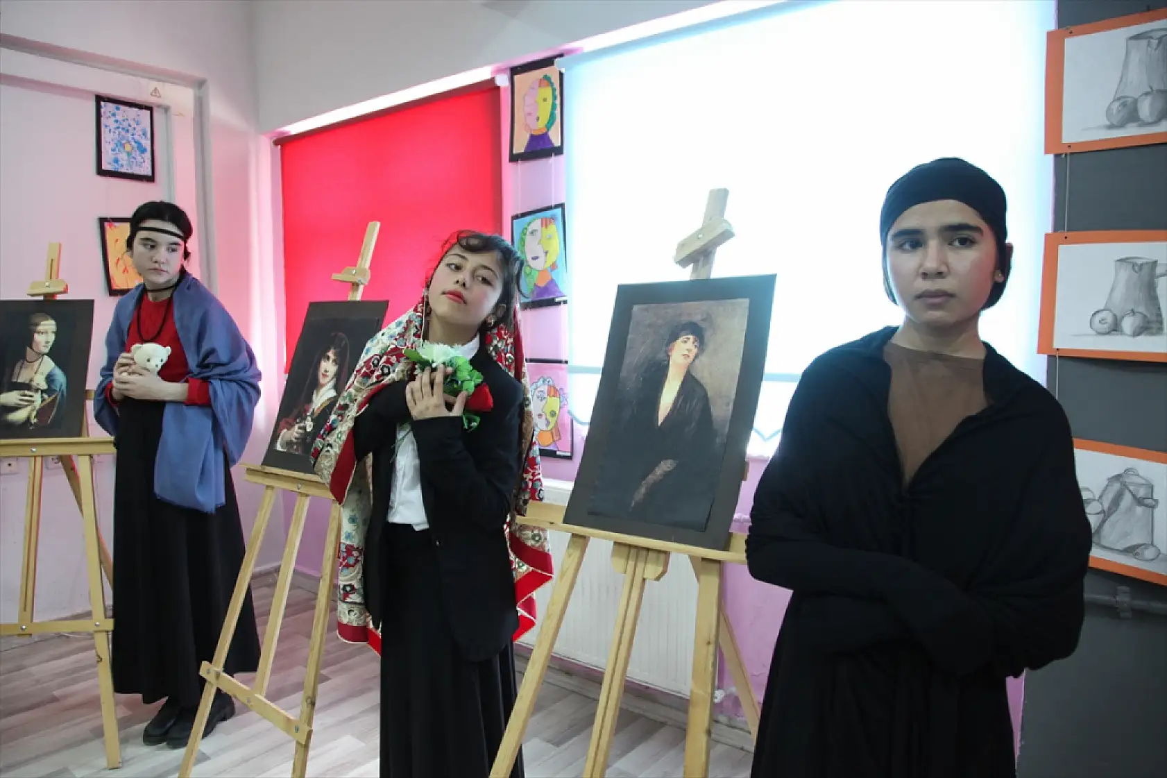 Frida, Van Gogh ve Vermeer okul koridorlarında canlandı