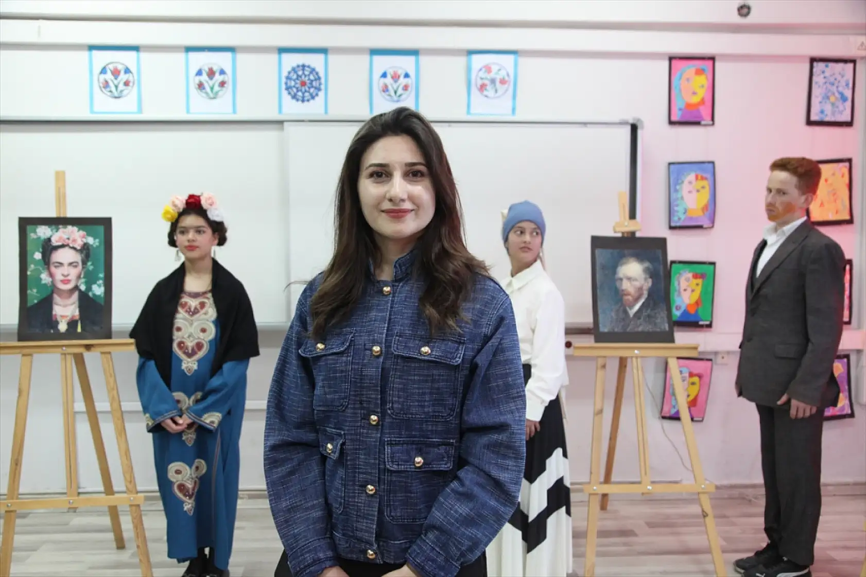 Frida, Van Gogh ve Vermeer okul koridorlarında canlandı