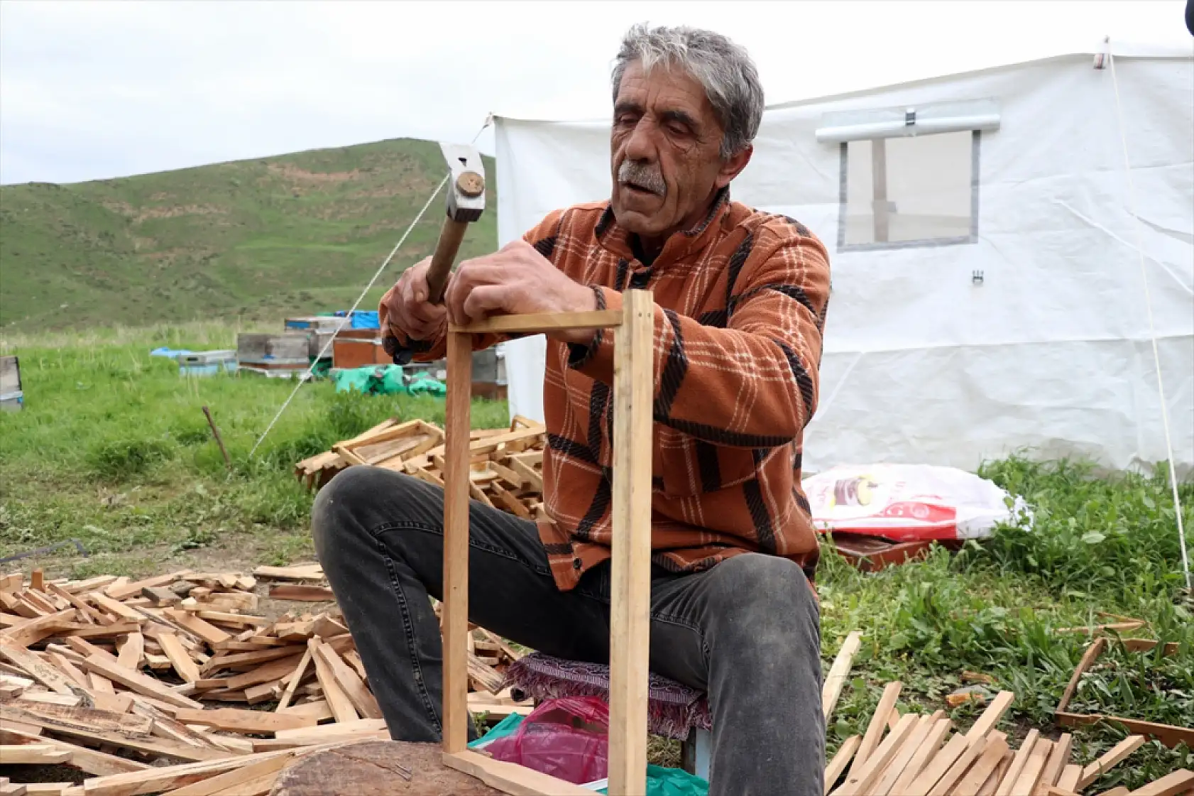 Arıya âşık Ordulu üç kardeş, Ağrı'nın dağlarında bal mesaisinde