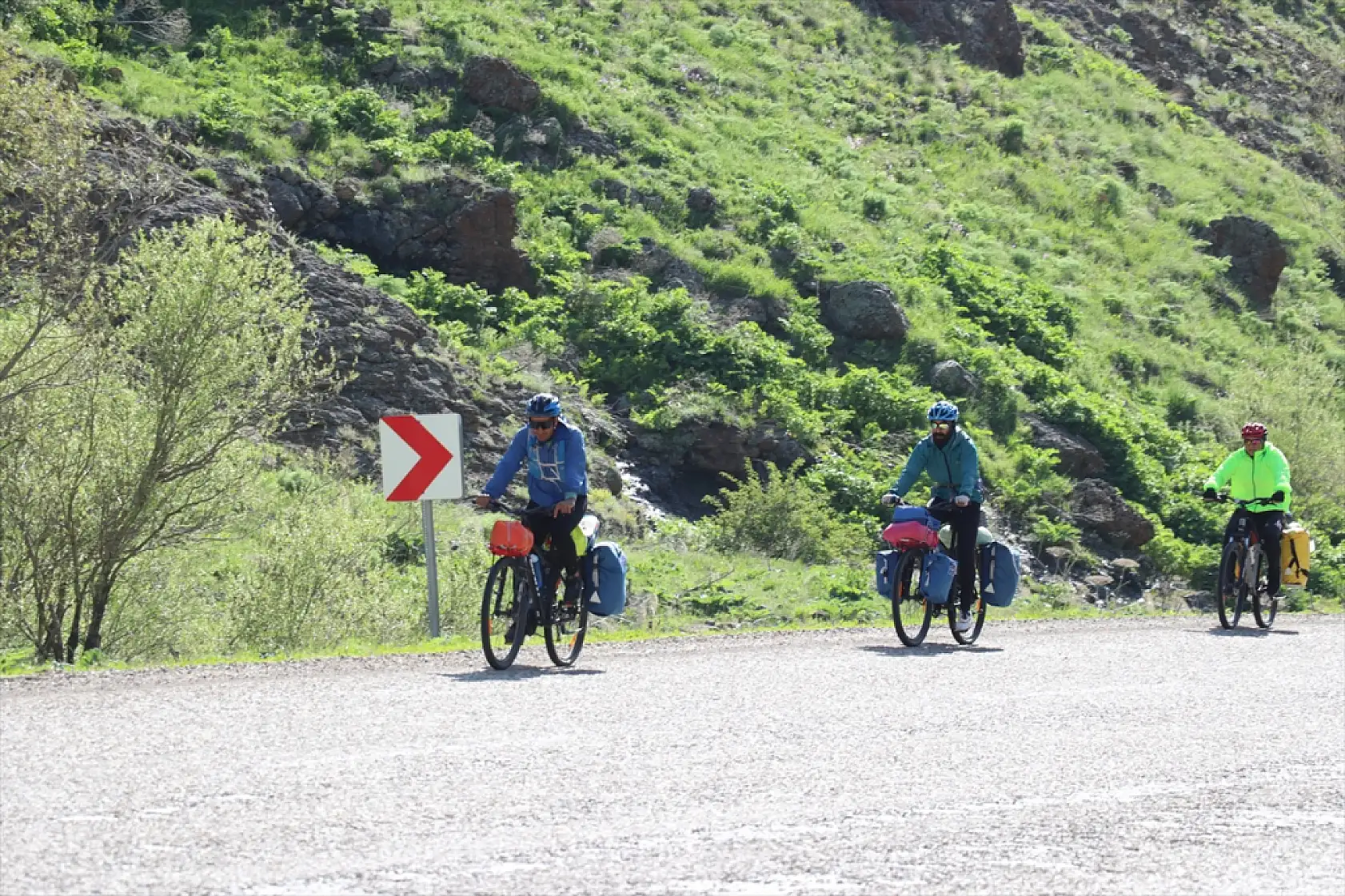 İranlı gezginler Ağrı'nın eteklerinden Karadeniz'in serinliğine pedal çevirdi