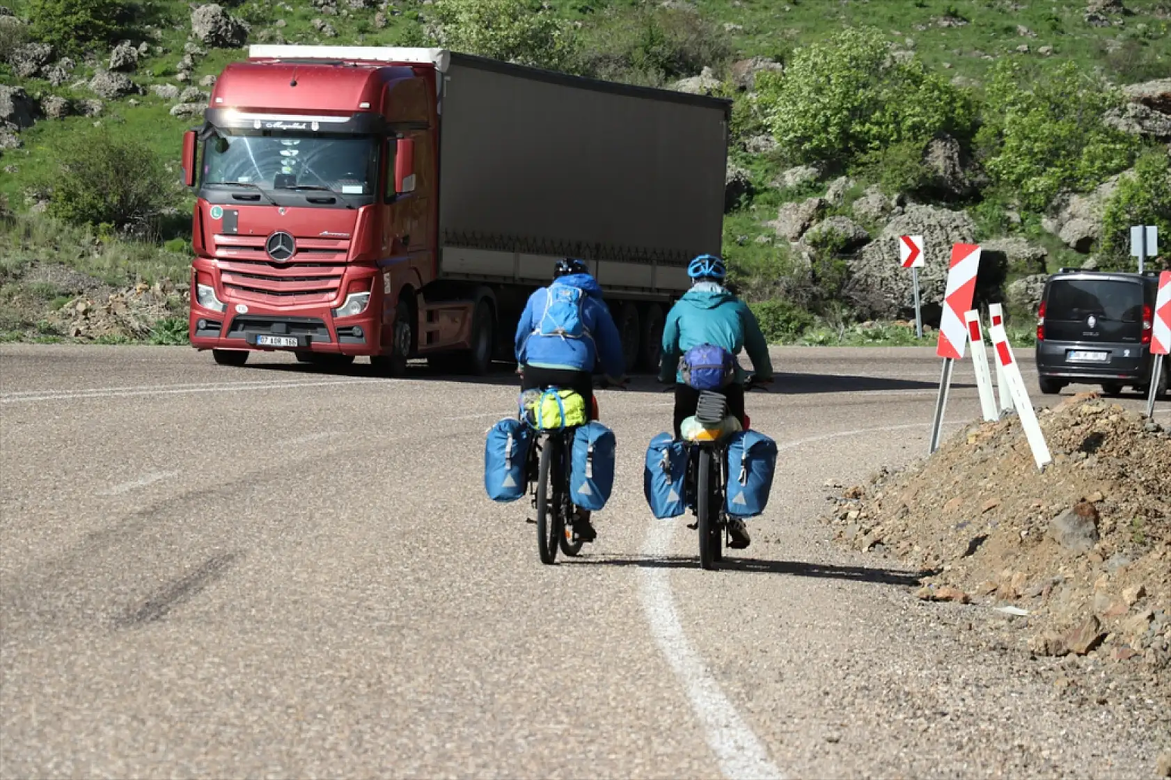 İranlı gezginler Ağrı'nın eteklerinden Karadeniz'in serinliğine pedal çevirdi