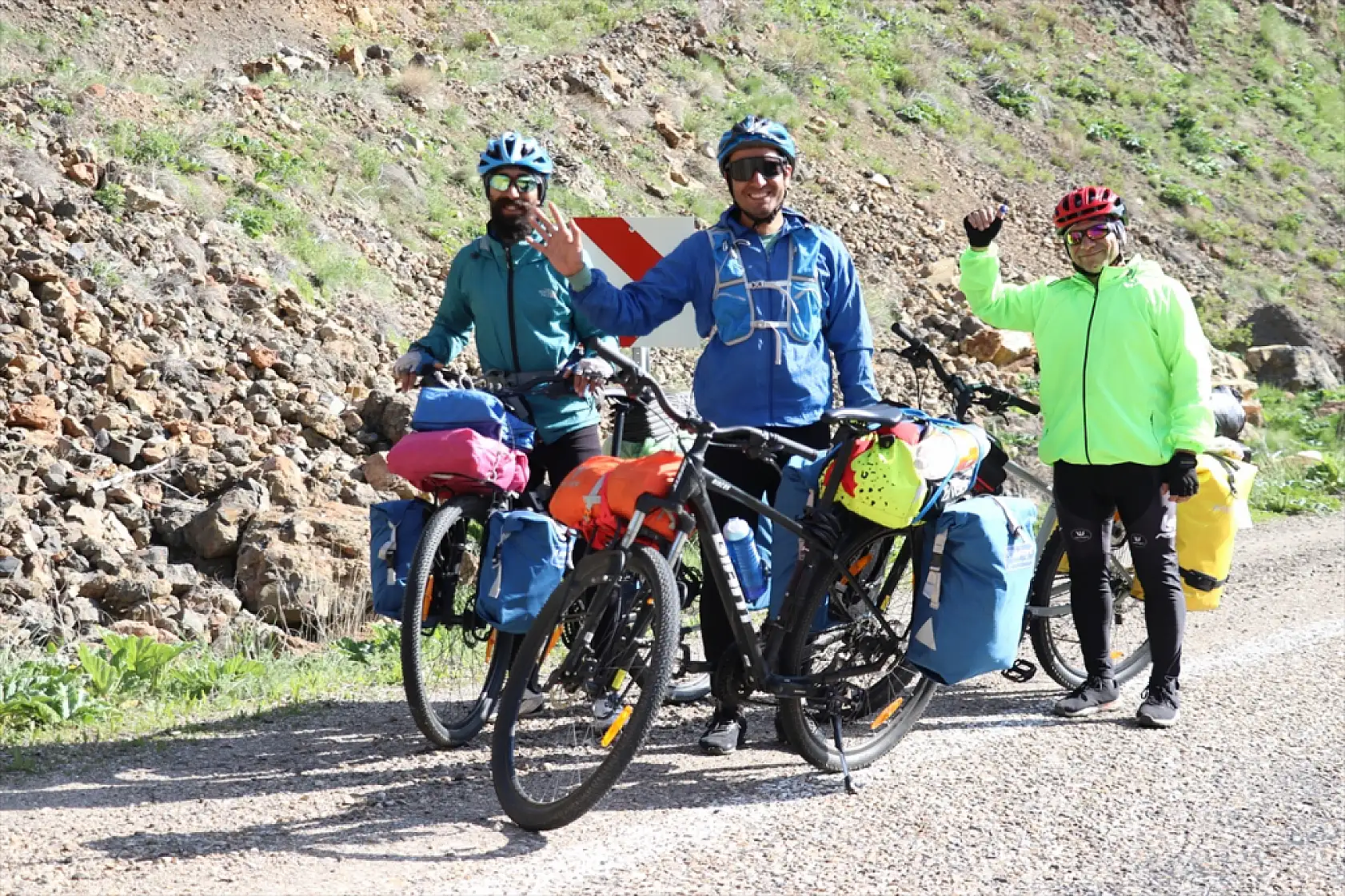 İranlı gezginler Ağrı'nın eteklerinden Karadeniz'in serinliğine pedal çevirdi