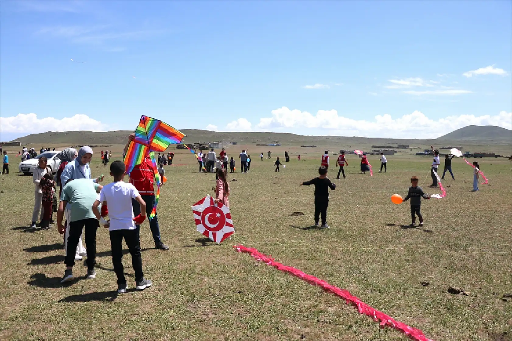 Kızılay Ağrı göçer çocuklara uçurtmalı bayram sevinci yaşattı
