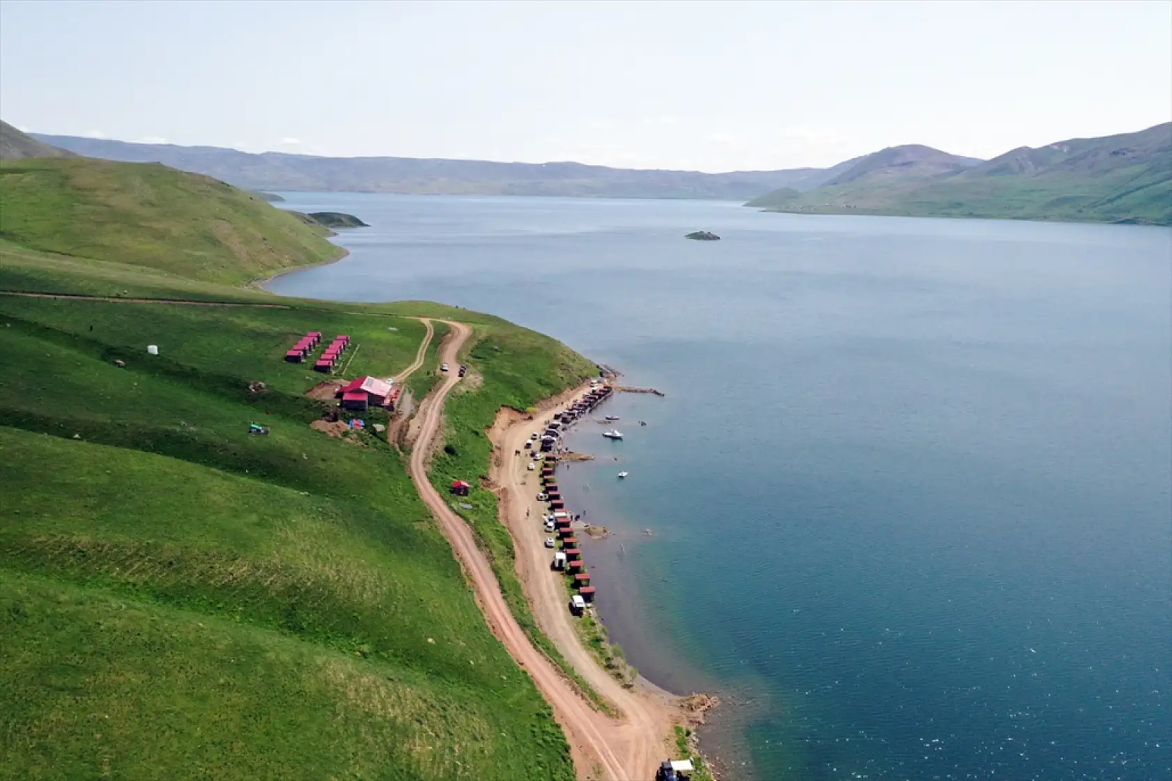 Ağrı'da göl manzaralı bungalovlarda ziyaretçiler bayram molası verdi