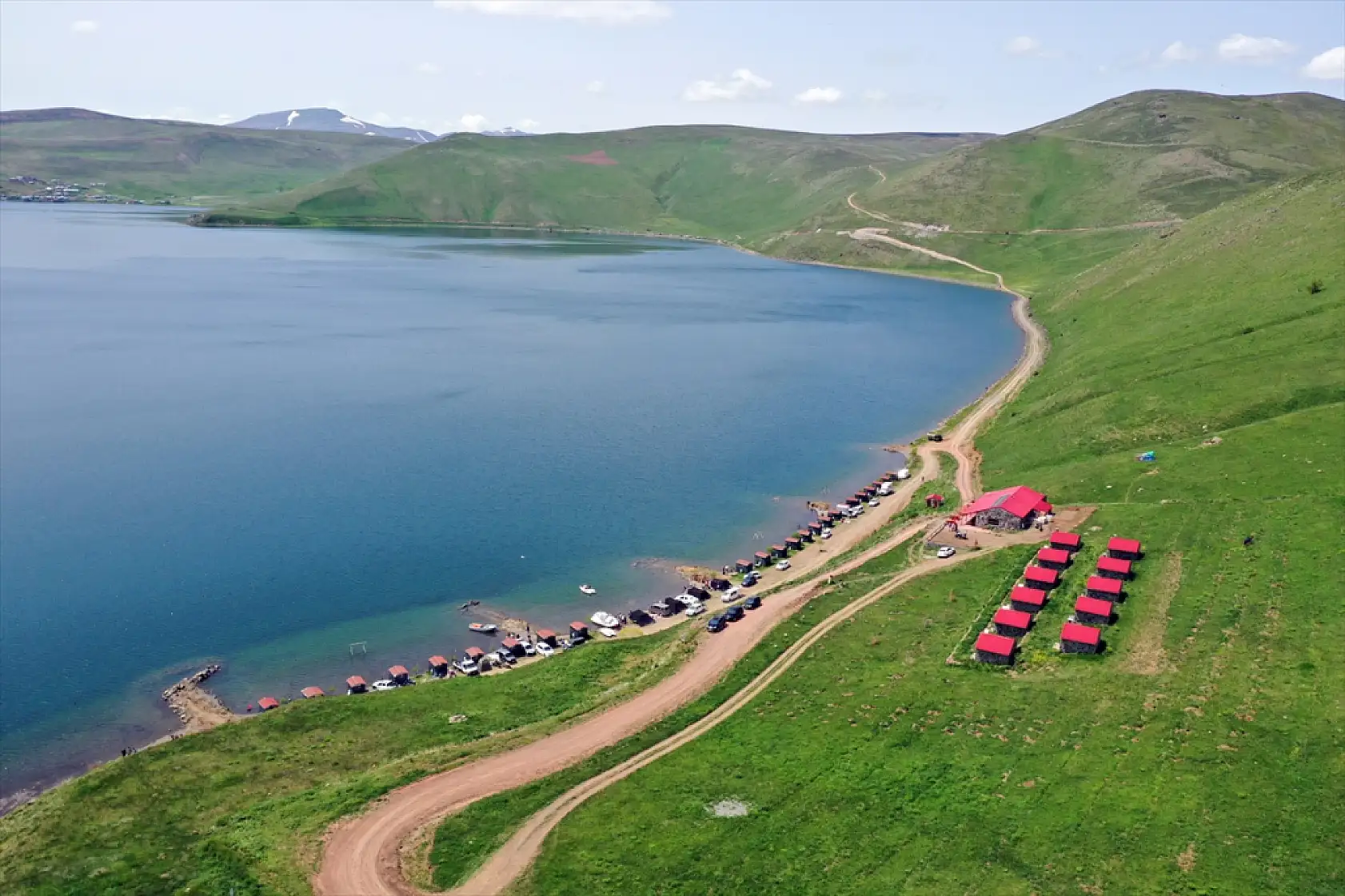 Ağrı'da göl manzaralı bungalovlarda ziyaretçiler bayram molası verdi