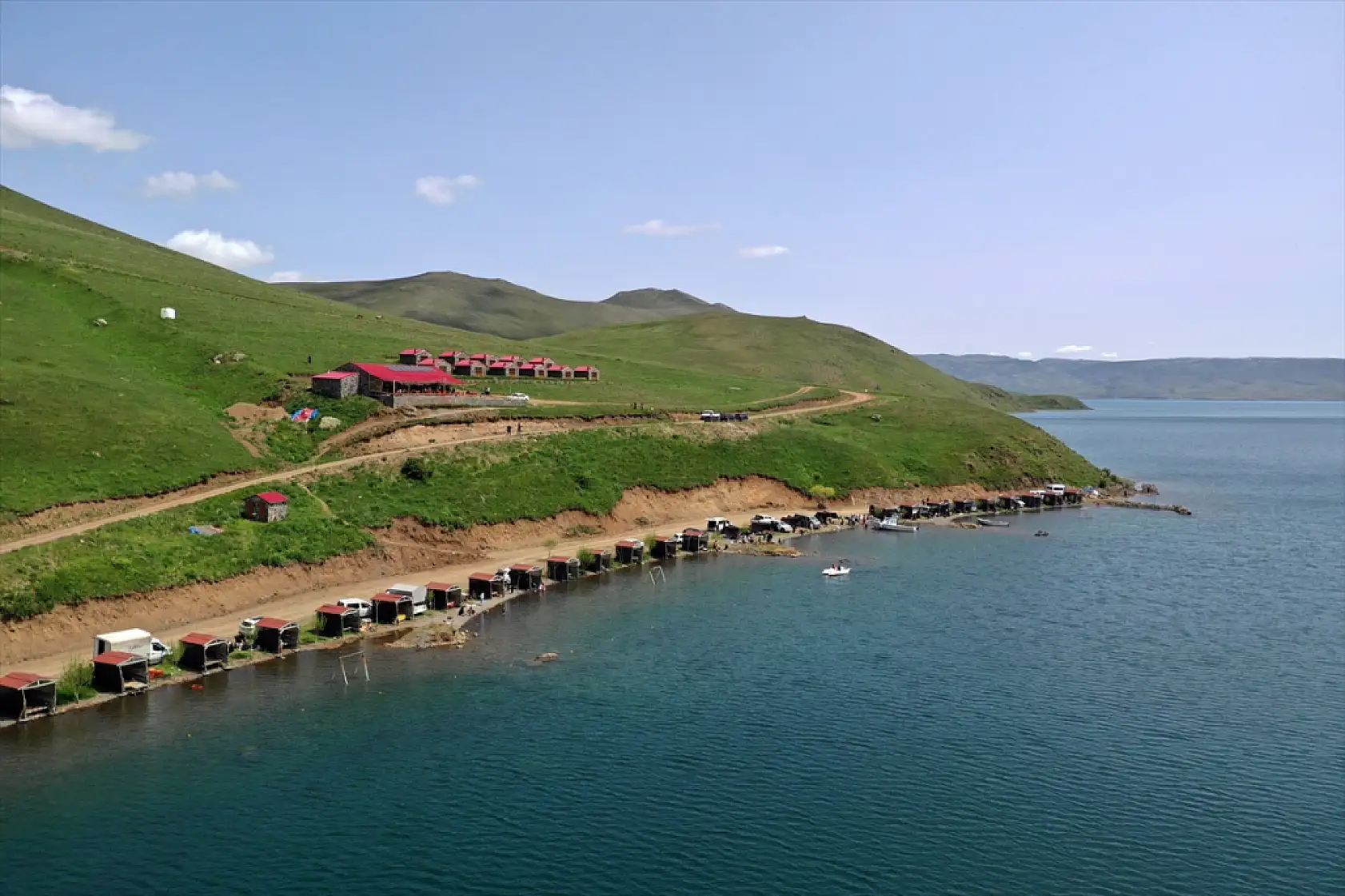 Ağrı'da göl manzaralı bungalovlarda ziyaretçiler bayram molası verdi