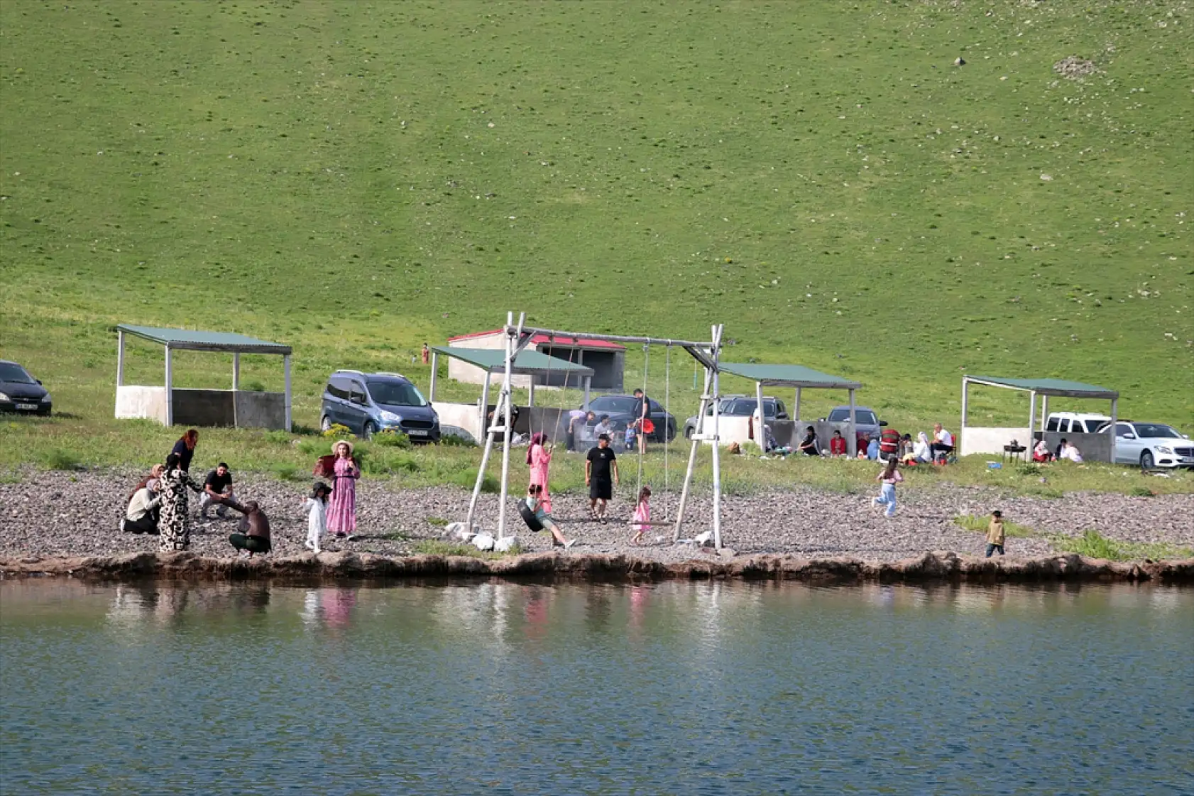 Ağrı'da göl manzaralı bungalovlarda ziyaretçiler bayram molası verdi